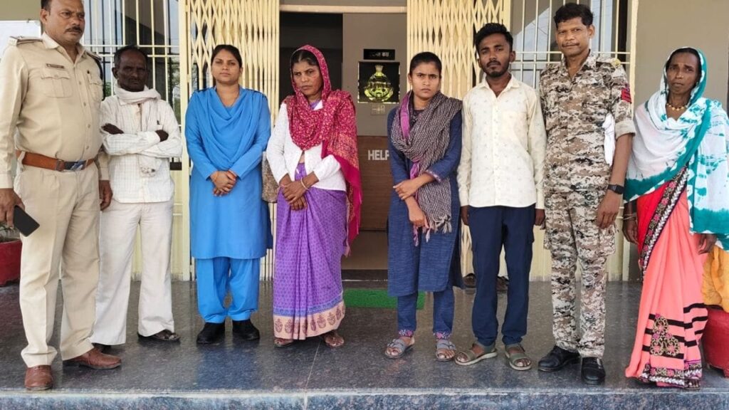 बालाघाट: सगाई एक से, शादी दूसरे से… नर्सिंग छात्रा ने दो महीने में दो बार बदली मंजिल, आखिर थाने में लिया फैसला 2 Two groom and one Bride Image