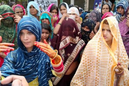mathura-brides-laxmi-poonam-protest-after-varmala-ambedkar-insult-drama